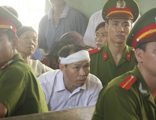 Anh Nguyễn Văn Quế, chồng nạn nhân Quỳnh và bố cháu Vân