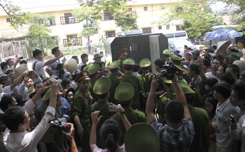Ngay từ sáng sớm, rất đông người dân vùng quê nghèo ven thành phố Bắc Ninh đã tập trung rất đông ở trụ sở UBND xã Nam Sơn xem tòa xét xử Nguyễn Đức Tiềm. Việc dẫn giải phạm nhân vào tòa rất vất vả do người dân quá đông, một số người nhà nạn nhân quá bức xúc