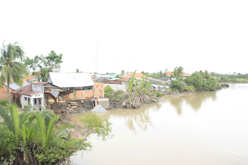 Nhiều người dân lo sợ vụ sụt lở sẽ tiếp diễn
