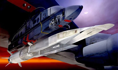 X-51 Waverider bên dưới B-52 trước khi phóng 