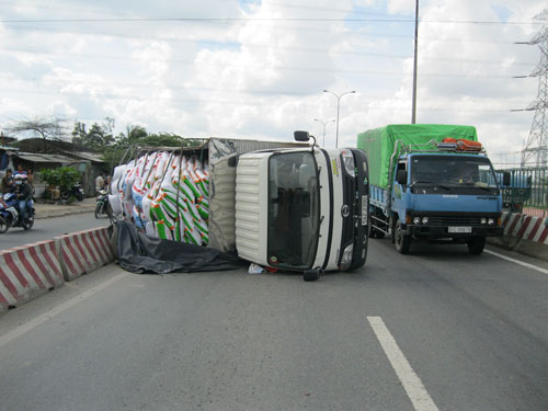 Vụ tai nạn khiến giao thông qua đoạn đường gặp nhiều khó khăn