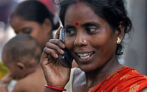 Một phụ nữ Ấn Độ đang dùng điện thoại di động - Ảnh: Reuters
