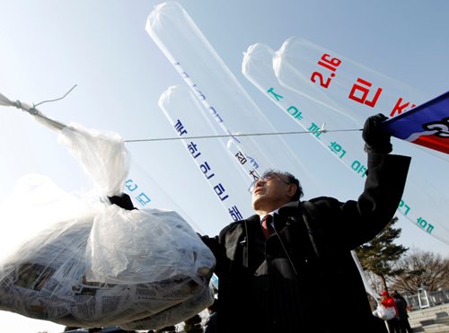 Các nhà hoạt động Hàn Quốc cần truyền đơn chống phá CHDCND Triều Tiên - Ảnh: Reuters