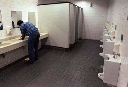 Đàn ông tiểu ngồi liệu có giúp các nhà vệ sinh thêm sạch sẽ? - Ảnh: AFP