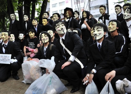 Người biểu tình đi nhặt rác phản đối chính phủ Nhật sửa đổi luật vi phạm bản quyền - Ảnh: Reuters