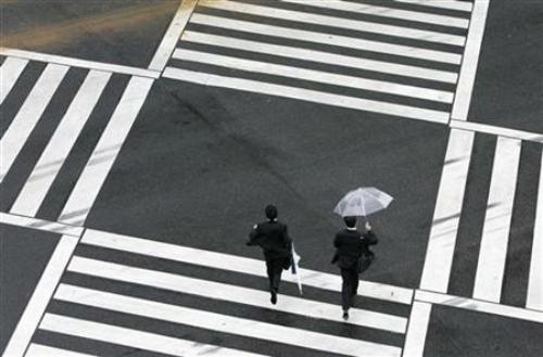 Một con đường vắng người ở thủ đô Tokyo - Ảnh: Reuters