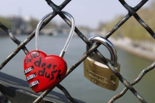 Khóa tình yêu gắn trên hàng rào ở cầu Pont des Arts, Paris - Ảnh: AFP