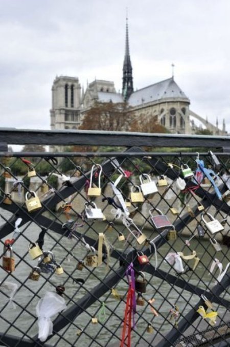 Khóa tình yêu gắn trên hàng rào ở cầu Pont des Arts, Paris - Ảnh: AFP