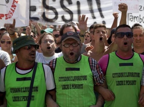 Người biểu tình yêu cầu đóng cửa nhà máy thép Ilva gây ô nghiễm môi trường - Ảnh: AFP