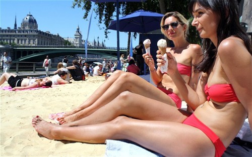 Hai người đẹp đang tận hưởng ánh nắng mùa hè tại bãi biển nhân tạo Paris-Palges - Ảnh: AFP
