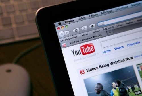 Ý hướng dẫn người dân cách làm thủ tục đóng thuế trên Youtube - Ảnh: AFP