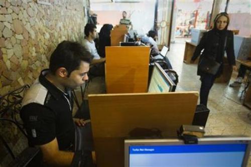 Một tiệm Internet ở Iran - Ảnh: Reuters
