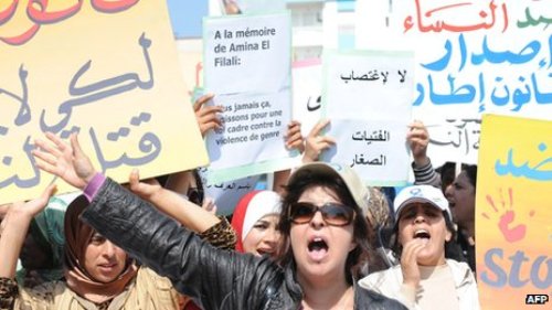 Một số người phụ nữ Ma-rốc biểu tình phản đối điều luật 490 - Ảnh: AFP