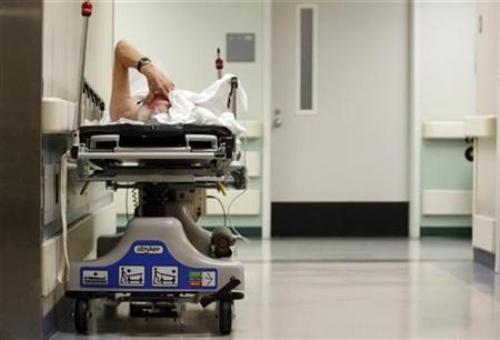 Một bệnh nhân nằm chờ chuyển phòng tại một bệnh viện ở Mỹ - Ảnh: Reuters