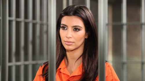 Kim Kardashian vào vai Nikki LePree, xộ khám vì tội lừa đảo - Ảnh: Lifetime