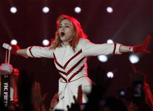 Ca sĩ Madonna diễn tại  thành phố St. Petersburg Nga ngày 9.8 - Ảnh: Reuters
