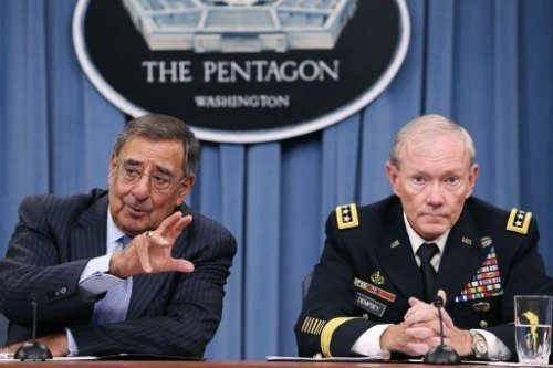 Bộ trưởng Quốc phòng Mỹ Leon Panetta (trái), và tướng Martin Dempsey (phải) trong một buổi họp báo ngày 14.8 tại Lầu Năm góc - Ảnh: AFP