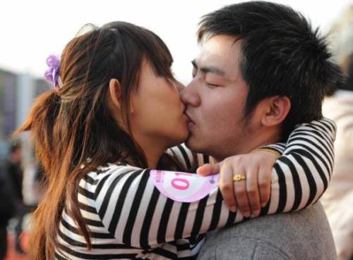 Quan hệ tình dục bằng miệng cũng có nguy cơ mắc các bệnh lây lan quan đường tình dục - Ảnh: AFP