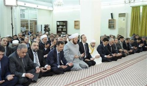 Tổng thống Syria Bashar al-Assad tại đền thờ Hồi giáo ở thủ đô Damascus - Ảnh: Reuters 