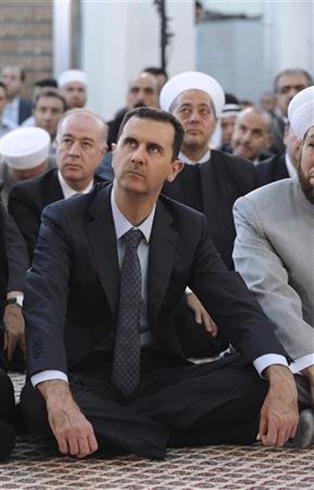 Tổng thống Syria Bashar al-Assad tại đền thờ Hồi giáo ở thủ đô Damascus - Ảnh: Reuters 