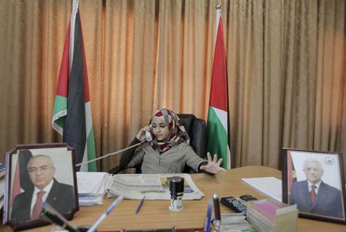 Thị trưởng nhỏ tuổi nhất thế giới, Bashaer Othman tại bàn làm việc - Ảnh: AFP