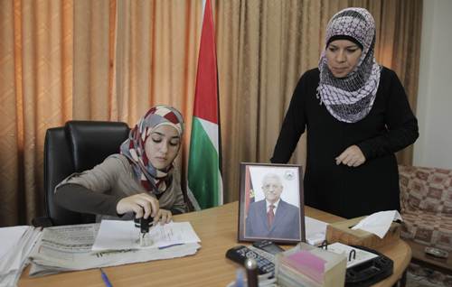 Thị trưởng nhỏ tuổi nhất thế giới, Bashaer Othman tại bàn làm việc - Ảnh: AFP