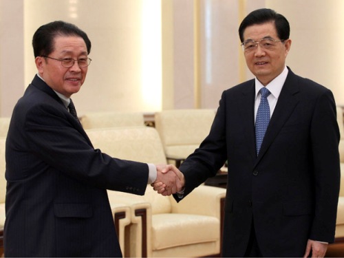 Ông Jang Song-Thaek (trái) bắt tay với Chủ tịch Trung Quốc Hồ Cẩm Đào - Ảnh: Reuters