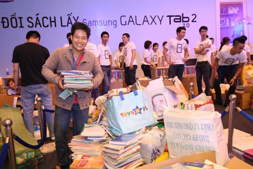 Giới trẻ hào hứng đổi sách lấy Samsung Galaxy Tab 2 7.0 1