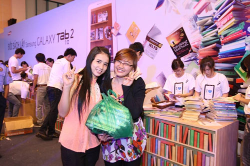 Giới trẻ hào hứng đổi sách lấy Samsung Galaxy Tab 2 7.0 3