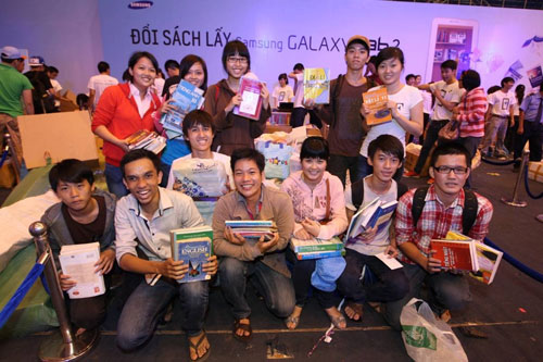 Giới trẻ hào hứng đổi sách lấy Samsung Galaxy Tab 2 7.0 4