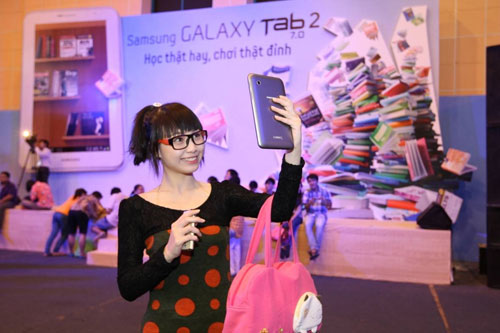 Giới trẻ hào hứng đổi sách lấy Samsung Galaxy Tab 2 7.0 8