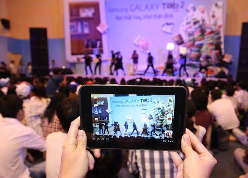 Giới trẻ hào hứng đổi sách lấy Samsung Galaxy Tab 2 7.0 9