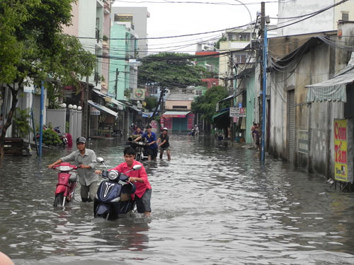 Mưa lớn, khu Bàu Cát (TP.HCM) ngập chìm trong biển nước 7