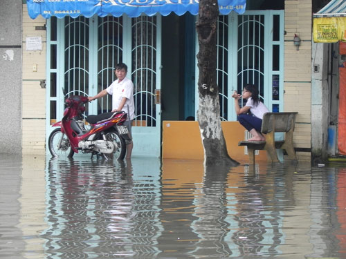Mưa lớn, khu Bàu Cát (TP.HCM) ngập chìm trong biển nước 8