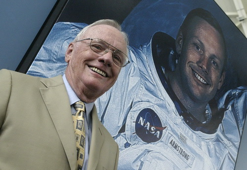 Dân Mỹ đòi tổ chức quốc tang cho Neil Armstrong