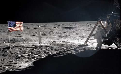 Mỹ treo cờ rủ tưởng niệm Neil Armstrong