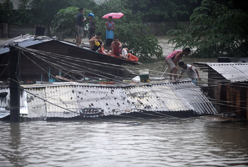 Thủ đô Philippines chìm trong biển nước
