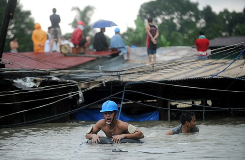 Thủ đô Philippines chìm trong biển nước