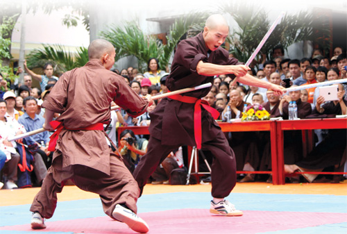 Môn sinh của chùa Long Phước đang dùng côn để chế ngự đối phương trong một buổi biểu diễn