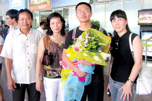 Lê Anh Dũng (ôm hoa) được người thân chúc mừng khi về Việt Nam - Ảnh nhân vật cung cấp
