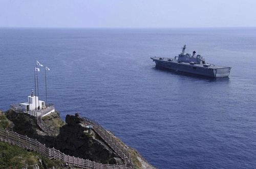 Tàu đổ bộ Hàn Quốc ở gần nhóm đảo tranh chấp Dokdo/Takeshima - Ảnh: Reuters