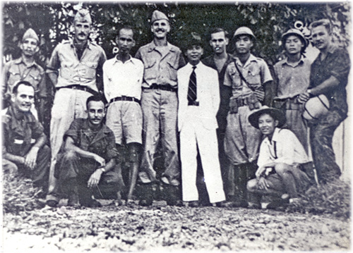 Bác Hồ, Đại tướng Võ Nguyên Giáp chụp ảnh cùng biệt đội Con nai tháng 8.1945 - Ảnh tư liệu
