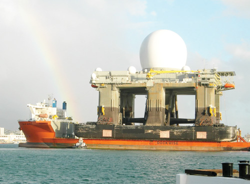 Trạm radar X-band nổi trên biển tại Trân Châu Cảng trước khi được kéo đến Tây Thái Bình Dương - Ảnh: AFP
