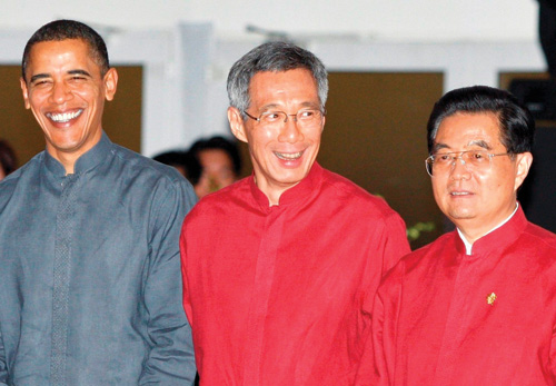 Thủ tướng Singapore Lý Hiển Long đứng giữa Tổng thống Mỹ Barack Obama và Chủ tịch Trung Quốc Hồ Cẩm Đào tại APEC 2009 - Ảnh: Reuters