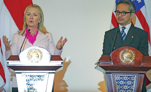 Ngoại trưởng Mỹ Hillary Clinton và người đồng cấp Indonesia Marty Natalegawa - Ảnh: AFP