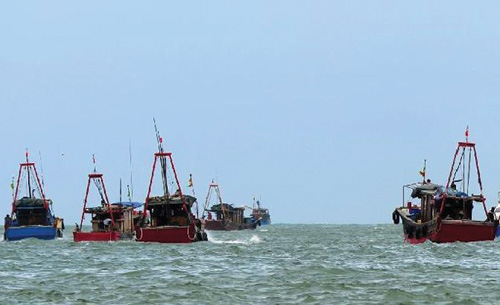 Tàu cá đổ ra biển Đông từ cảng Tam Á - Ảnh: News China 