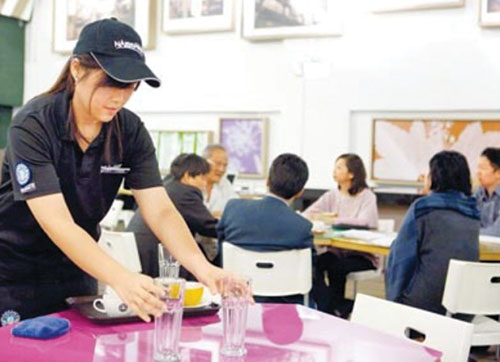 Làm việc tại quán ăn là một trong những công việc được gợi ý cho bạn trẻ Việt Nam - Ảnh: D. Giáo