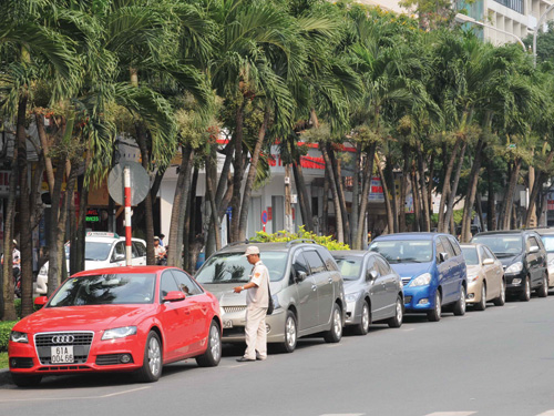 UBND Q.1 (TP.HCM) đề xuất thí điểm thu phí đậu xe ở khu vực trung tâm theo giờ 