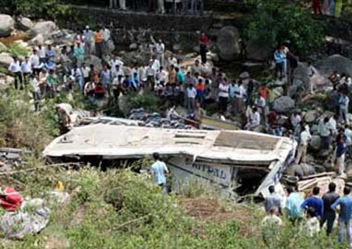 Xe buýt lao xuống hẽm núi ở Ấn Độ, 40 người chết