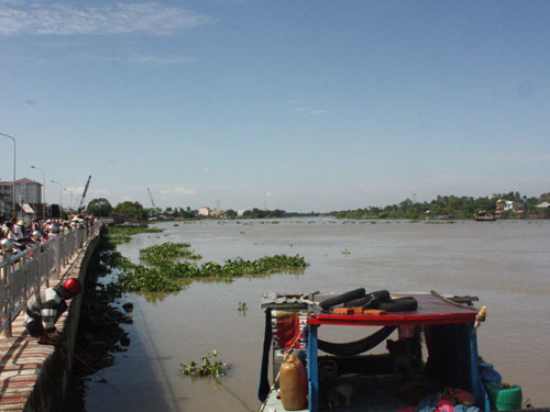 Chìm thuyền trên sông Sài Gòn, 1 người mất tích